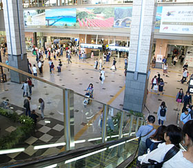 中央北口からJR大阪駅1階へ（エスカレーターで下る）