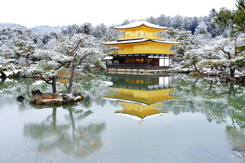 京都・雪の金閣寺