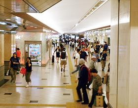 JR大阪駅1階／中央コンコース（鉄道観光案内所側）