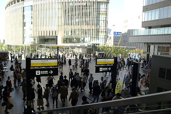 >大阪駅2階／中央北口（前方のビルはグランドフロント大阪）