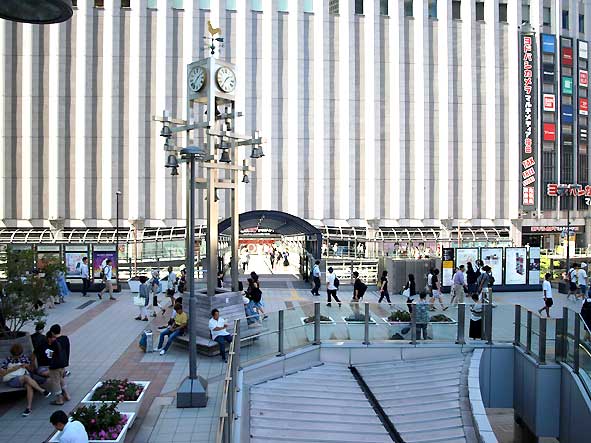 大阪駅2階／カリヨン広場と前面がヨドバシカメラ