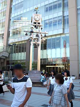 大阪駅2階／カリヨン広場のカリヨンの鐘と時計