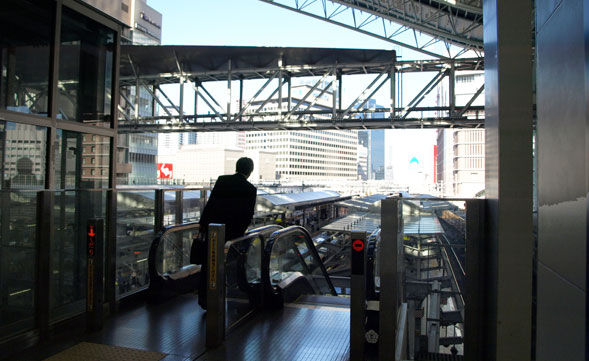 JR大阪駅3階／連絡橋口からエスカレーターで2階ホームに連絡