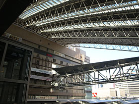 JR大阪駅3階／連絡橋口から2階ホーム側を望む