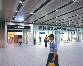 新幹線中央口前方のきっぷ売場と待合室入口