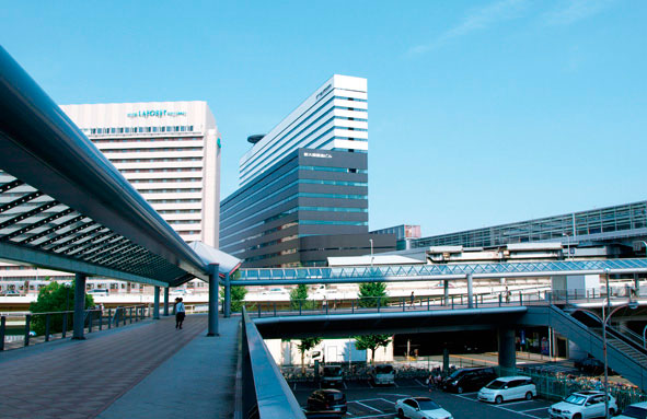 中央が新大阪駅阪急ビル。右側が新大阪駅