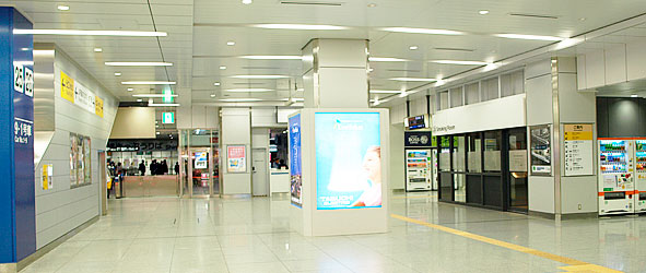 [JR新大阪駅3階]新幹線コンコースの「喫煙室」(右)、左正面奥が中央改札口